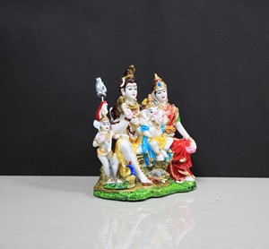 Statue de la Famille Shiva en Résine Multicolore Faite à la Main, Shiva Parvati, pour la Décoration de la Maison, du Temple et de la Table - Product Image 3