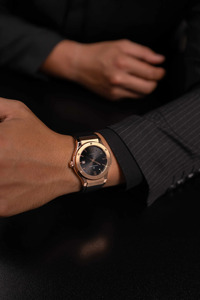นาฬิกาข้อมือผู้ชาย Alexander Ferros รุ่น 2242R-01 ระบบอัตโนมัติ กันน้ำ ขนาด 40 มม. สายยาง ตัวเรือนสแตนเลสสตีล หน้าปัดแซฟไฟร์ พร้อมหัวเข็มขัดสแตนเลส - Product Image 2