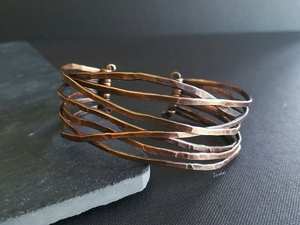 Bracelet manchette en cuivre, manchette minimaliste en fil métallique, simple, décontracté, élégant, bracelet de tous les jours, cadeau de bijoux idéal pour les jeunes femmes - Product Image 4