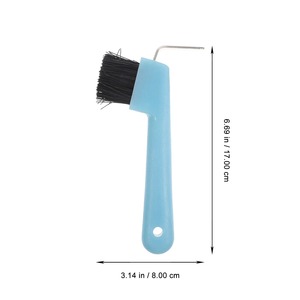 Outil professionnel de nettoyage des sabots de cheval à double fonction : pioche et brosse à récurer, avec noyau en fer robuste, corps en plastique et poignée ergonomique. - Product Image 4