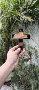 Croix élégante en bois et résine – Cadeau chrétien significatif pour les occasions spéciales à bon prix en provenance d'Inde - Product Image 2
