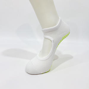 Vente en gros de chaussettes antidérapantes personnalisées avec points de préhension, chaussettes de yoga et de pilates en coton pour femmes, chaussettes de sport en coton et élasthanne tricotées, fournisseur - Product Image 1