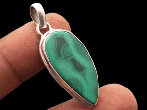 Pendentif vintage en laiton plaqué argent avec pierre précieuse en malachite naturelle en forme de goutte d'eau sertie dans un cadre - Product Image 4