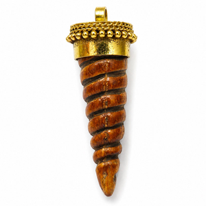 Colgante Artesanal de Cuerno de Búfalo Pulido Ecológico Hecho a Mano, con Diseño Curvo de Colmillo, Tono Dorado, Temática de Amor, Pieza de Arte Coleccionable - Product Image 6