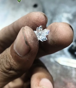 เพชรแฟนซีรูปทรงดอกไม้แบบพิเศษ ผลิตในห้องปฏิบัติการ มีทุกขนาดสำหรับทำเครื่องประดับ - Product Image 1