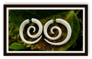 Boucles d'oreilles classiques en os, fabrication artisanale - Product Image 5