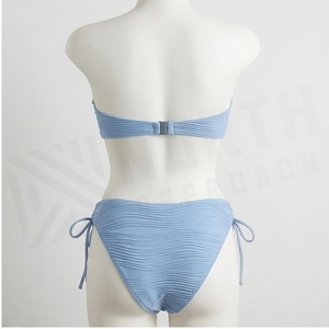 Ensemble bikini froncé bleu clair pour femme avec bordure en dentelle et décorations coquillages, haut bandeau et bas à nouer sur les côtés - Product Image 2