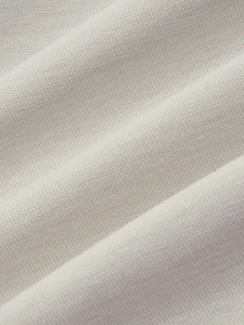 **Nombre del Producto:** Camiseta Raglán con Cuello Simulado y Efecto Desgastado **Nombres Alternativos:** Camiseta con Cuello Simulado y Borde sin Rematar, Estilo Vintage, Streetwear - Product Image 6