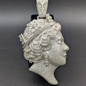 Colgante de Lujo Hip Hop con Cabeza de Reina y Corona, Chapado en Rodio Plateado, con Moissanita 925 y Piedras Incrustadas - Product Image 1