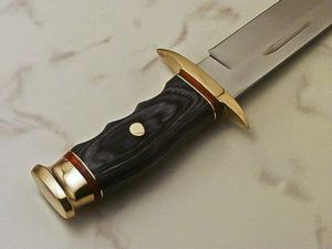 Cuchillo Bowie Multifuncional de Caza y Camping, Hecho a Mano con Acero D2, Mango de Madera y Latón de 12 Pulgadas, Borde Parcialmente Dentado - Product Image 2