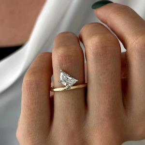 Anillo Solitario Único de Diamante Cultivado en Laboratorio de 1 Quilate en Forma de Media Luna, Oro Amarillo de 18K y 14K, Dos Tonos, Anillo de Compromiso y Boda Moderno, Certificado IGI - Product Image 1