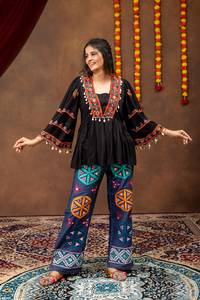 Tenue de fête pour femmes, spéciale Navratri, en rayonne brodée et en denim de coton Kediya avec travail de miroirs véritable, protection solaire, infroissable - Product Image 2