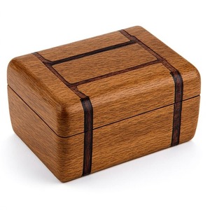 Estuche de puros de madera natural pulida de lujo, diseñado para colecciones exclusivas, que ofrece una estructura duradera y una apariencia elegante. - Product Image 4
