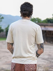 T-shirt en coton beige pour homme, imprimé tribal à la main, style bohème ethnique, tissu en coton biologique respirant de qualité supérieure - Product Image 2
