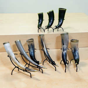 Auténtica taza de cuerno vikinga hecha a mano con soporte de hierro y diseño de punta de latón a precio económico. - Product Image 2