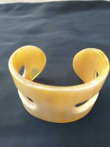 Bracelet manchette moderne en corne de vache, fait main, poli naturellement, bijoux pour femme - Product Image 6
