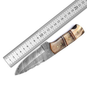 Cuchillo de caza y camping de acero inoxidable OEM con hoja dentada, mango de asta de ciervo y agarre cómodo de cuero de vaca - Product Image 3