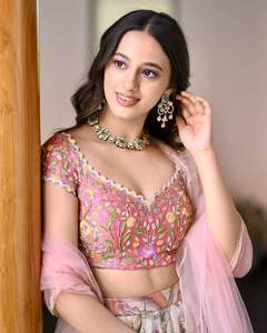 ชุดเลเฮนกาผ้าไหมชินอนพรีเมียมสไตล์อินเดีย ดีไซน์เนอร์เลเฮนกาแบบบอลลีวูด สำหรับงานปาร์ตี้ งานแต่งงาน ขายดีที่สุด แฟชั่นสำหรับผู้หญิง ชุดสำหรับงานเทศกาล - Product Image 4