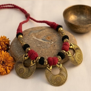DIVYORO Collier en cordon de tissu rouge et noir traditionnel avec pendentifs métalliques, longueur réglable pour femme, idéal pour les fiançailles - Product Image 3