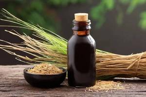 น้ำมันหอมระเหยหญ้าแฝก (Vetiveria Zizanioides)-บริสุทธิ์ 100% สกัดด้วยไอน้ำ กลิ่นเอิร์ธโทนและกลิ่นไม้หอม ใช้สำหรับอโรมาเธอราพีและผ่อนคลาย เหมาะสำหรับทุกสภาพผิว - Product Image 2