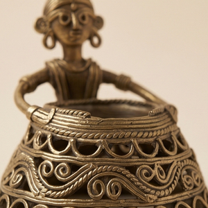 Figura de mujer tribal Dhokra hecha a mano de latón de primera calidad, puede usarse como portavelas, organizador de escritorio o artículo decorativo. - Product Image 5