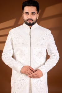 Traje Sherwani de Diseño Chevron Bloom Ivory Divine Touch con Paneles en V, Relieve Floral Geométrico 3D y Cuentas Codificadas - Product Image 2