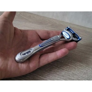 La tecnología avanzada de cuchillas de la maquinilla de afeitar Gillette SkinGuard minimiza el tirar y arrastrar de la piel para un afeitado diario cómodo. - Product Image 3