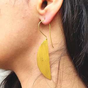 Pendientes de latón con acabado brillante y mate, de última tendencia - joyería artesanal sin plomo. - Product Image 1