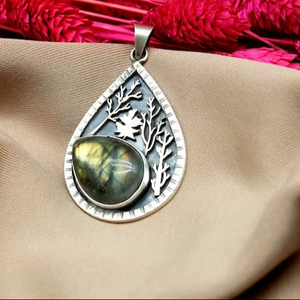 Colgante de Labradorita en Plata de Ley 925, Joyería Artesanal con Piedras Preciosas de Primera Calidad, Estilo Étnico, Certificado IGI, Regalo para el Día de la Madre - Product Image 1