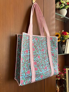 Bolso Tote de Algodón Hecho a Mano Ecológico para Uso Diario, Verde con Estampado de Bloques Rosa, Acolchado, para Viaje, Compras, con Cierre de Cremallera, Estilo Moderno - Product Image 4