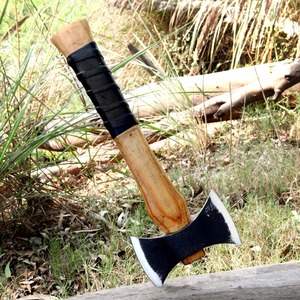 Hache double tranchant en acier carbone noir, fabriquée à la main, avec manche en bois naturel et poignée enveloppée de noir, pour le camping et le bushcraft en extérieur - Product Image 2