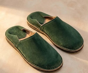 Babouches marocaines faites à la main : Chaussures en daim vert à enfiler pour hommes et femmes - Product Image 3