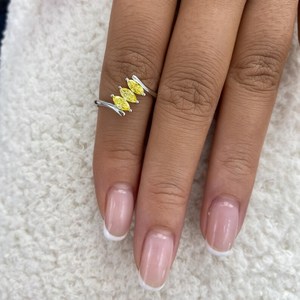 Bague à trois pierres en moissanite jaune fantaisie, argent 925, cadeau élégant pour un anniversaire, surprise pour votre partenaire - Product Image 1