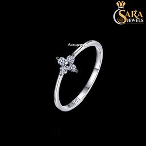 Anillo de compromiso de plata 925 con circonita cúbica en forma de flor, de alta demanda, para mujer, estilo clásico con engaste de puntas, en venta. - Product Image 3