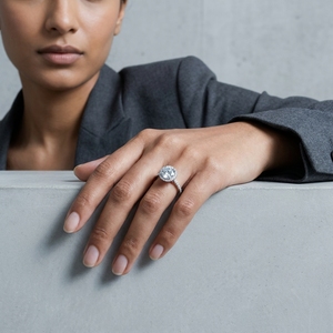 Bague de fiançailles en platine avec diamant rond brillant, halo et diamants latéraux, certifiée IGI, style classique pour femme - Product Image 4