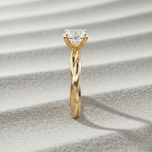 Bague de fiançailles solitaire Stonewels en or massif avec anneau rond en corde |   Diamant de laboratoire serti à griffes pour un luxe certifié - Product Image 2