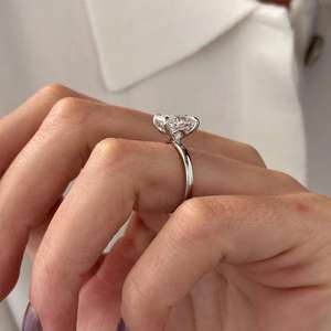 Bague en diamant de laboratoire taille coussin allongée de 3 carats, bague de fiançailles taille coussin allongée, or blanc 14 carats, certifiée IGI - Product Image 3