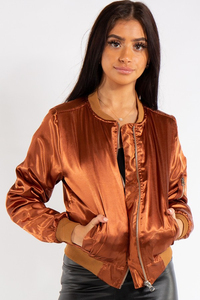 Blouson bomber en polyester satiné rouge pour femme, style universitaire, fermeture éclair, streetwear sportif, coupe courte, col rabattu - Product Image 4