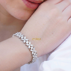 กำไลข้อมือเงินแท้ประดับเพชรเลี้ยงในห้องปฏิบัติการลายดอกไม้ ดีไซน์หรูหราสำหรับผู้หญิง - ของขวัญคลาสสิกสำหรับงานฉลองครบรอบและงานแต่งงาน - Product Image 4