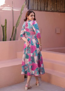 ชุดเดรสสไตล์อินเดียแบบ Anarkali หรูหรา ทรงบานระบายยาวปานกลาง ผ้ามัสลิน พิมพ์ลายดอกไม้ เอวธรรมชาติ ระบายอากาศได้ดี เหมาะสำหรับฤดูใบไม้ผลิ ออกแบบโดยดีไซเนอร์ - Product Image 3