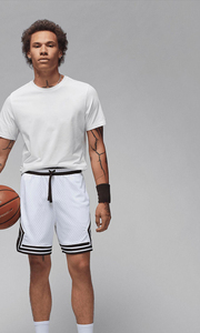 Shorts de basket-ball blancs pour hommes avec bandes latérales noires, taille à cordon de serrage, style sportif respirant, tissu en maille - Product Image 2