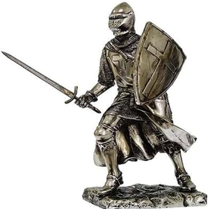 Figurine de chevalier en argent métallisé en position de combat, tenant un long épée et un bouclier orné d'une croix, disponible au prix de gros. - Product Image 1
