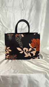 กระเป๋าใส่หนังสือลายดอกไม้สีดำ - Product Image 4