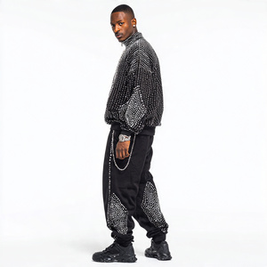 ชุดวอร์มผู้ชายประดับเพชรเทียมแบบกำหนดเอง เสื้อฮู้ดแบบสวมหัวสำหรับฤดูหนาว กางเกงวอร์มประดับเพชรเทียม ชุดจ็อกเกอร์ 450 ชิ้น ชุดวอร์มทรงหลวมประดับเพชรเทียมสำหรับผู้ชาย - Product Image 6