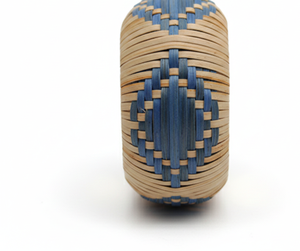 Brazalete Artesanal de Fibra Natural Azul Luna, Tejido con Palos de Caña en Forma de Rombo, Joyería Boho Sostenible - Product Image 4