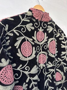 Chaqueta larga bohemia de terciopelo negro bordado con diseño floral rosa, manga larga, ropa de abrigo de invierno para mujer - Product Image 4