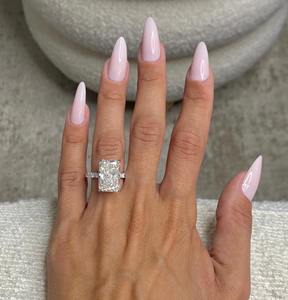 Bague de fiançailles en diamant de laboratoire taille radiant 5 carats _ Trapèzes latéraux et taille ronde _ Or 18 carats bicolore - Product Image 3