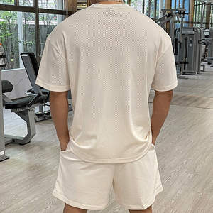 Conjunto Deportivo de Dos Piezas para Hombre, Camiseta de Cuello Redondo Corta Informal de Punto a la Moda, con Logotipo Personalizado Estampado en Color Sólido - Product Image 4