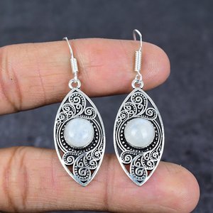 Boucles d'oreilles Huggie vintage bohèmes en argent du Rajasthan, pierres précieuses en pierre de lune arc-en-ciel, forme géométrique, bijoux de fête pour femme, cadeau - Product Image 1
