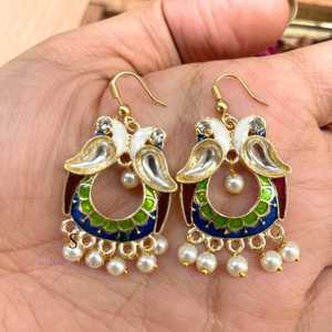Magnifiques boucles d'oreilles Jhumkaas de créateur avec motifs de perles et d'oiseaux, travail en émail et perles, idéales pour les fêtes. - Product Image 1